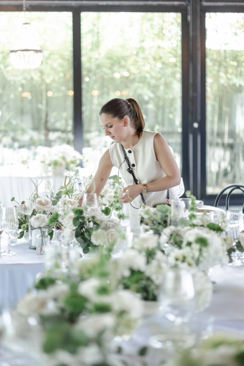 A montar a decoração floral numa mesa de evento