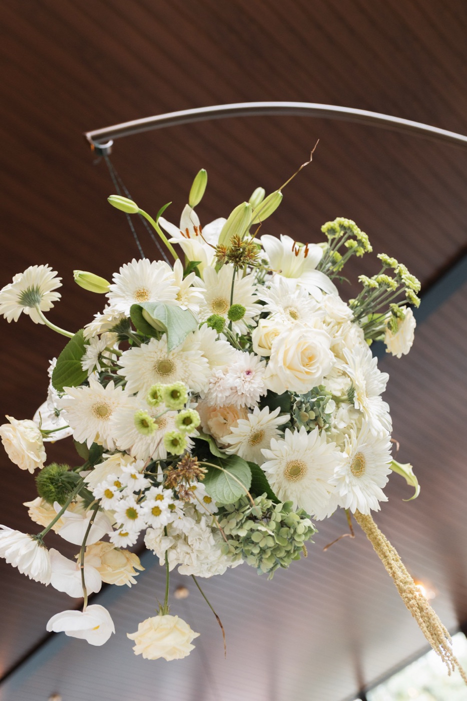 Peça floral suspensa branca