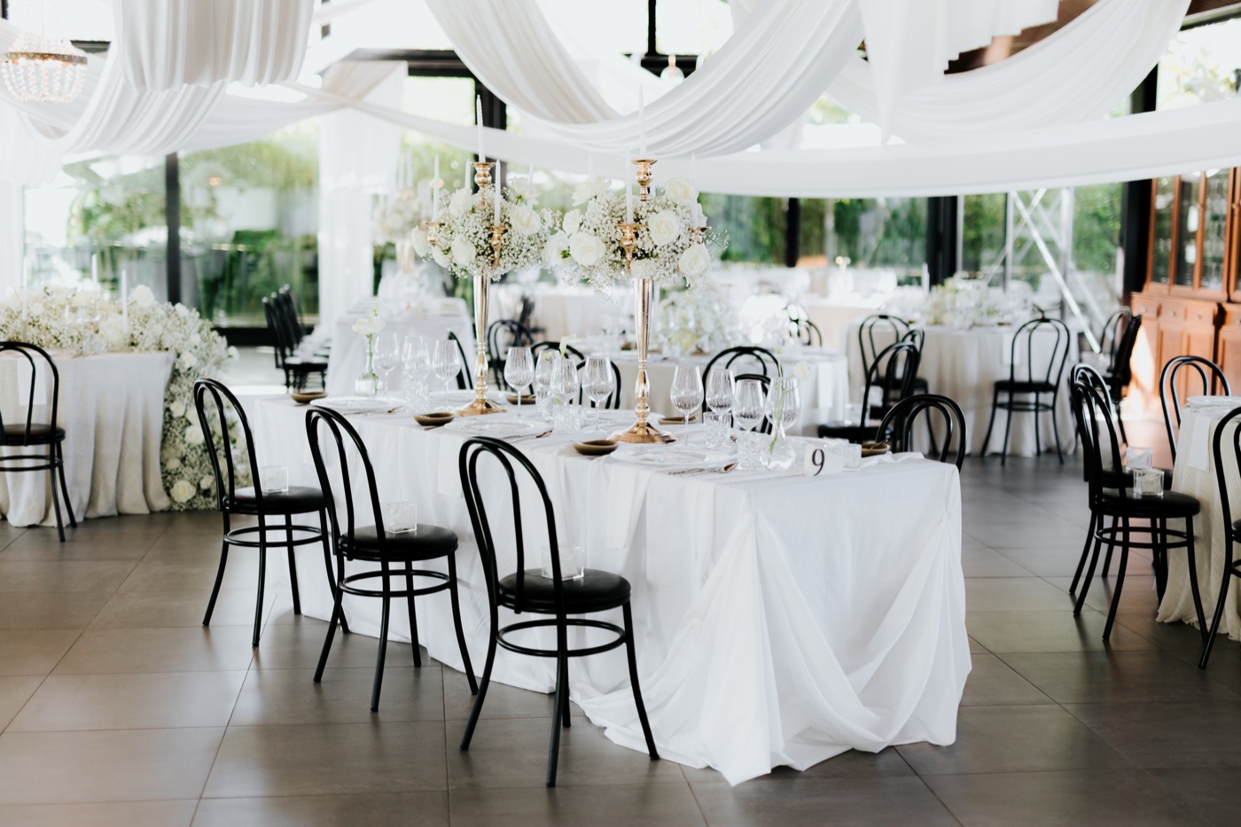 Sala decorada com flores brancas e drapeados