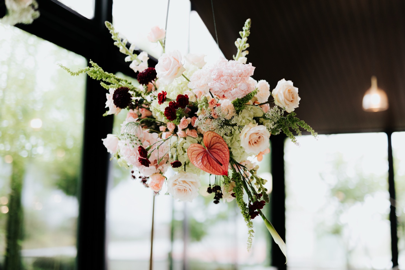 Composição floral suspensa em rosa e branco