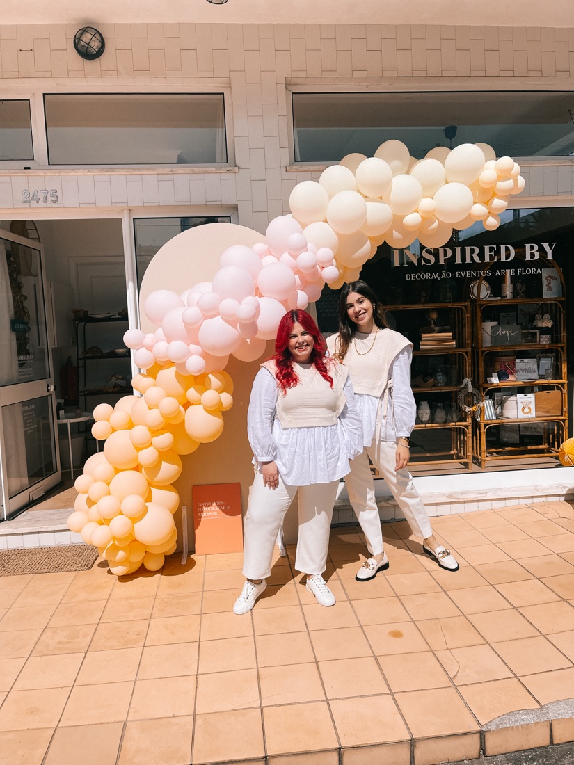 Daniela e Inês em frente à loja Inspired By, 2022